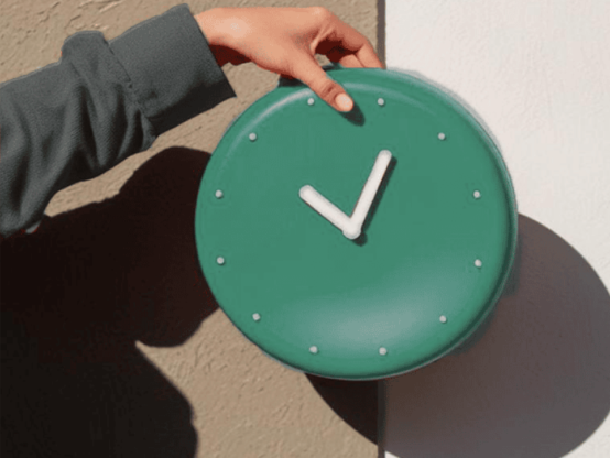 Persona che tiene in mano un orologio