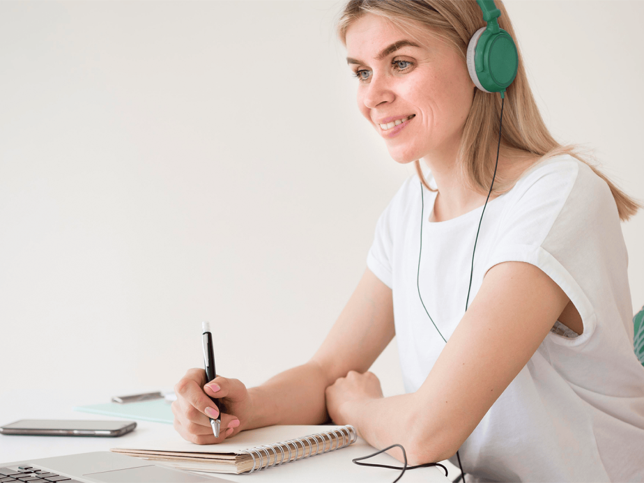Insegnante che tiene una lezione a distanza a uno studente di coLanguage