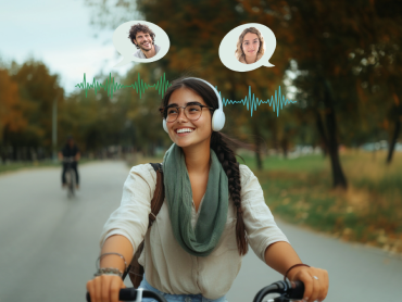 Studente che ascolta materiali didattici di coLanguage mentre va in bicicletta per il quartiere