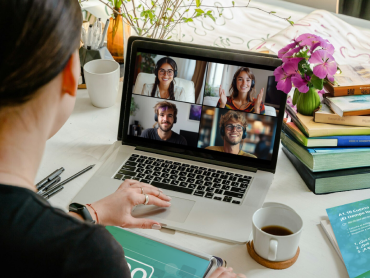 Studente che partecipa a una videochiamata per una lezione di gruppo online con coLanguage